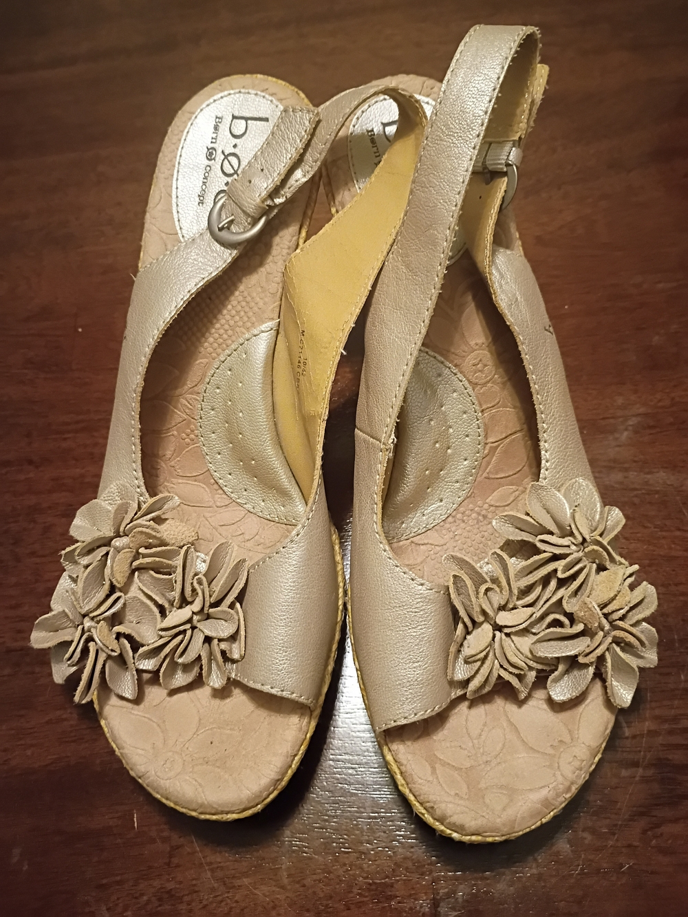 b.o.c. Women's Beige Flower Slingback Sandals